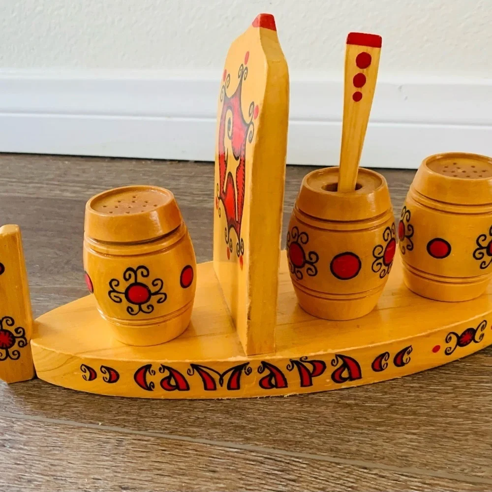 Salt and pepper shakers set